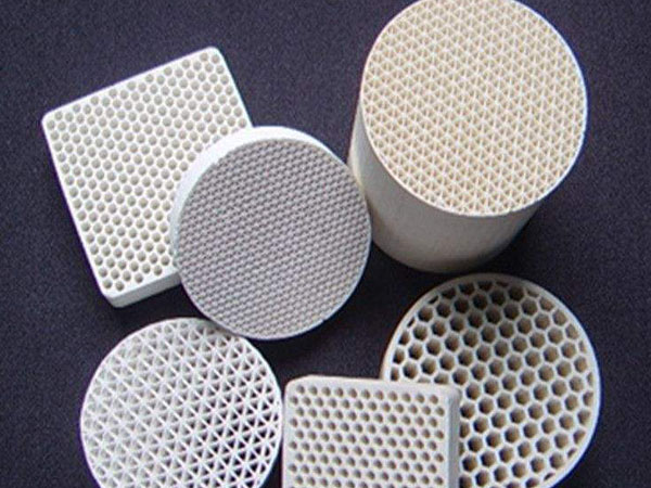 Quelles sont les caractéristiques des matériaux filtrants en céramique
